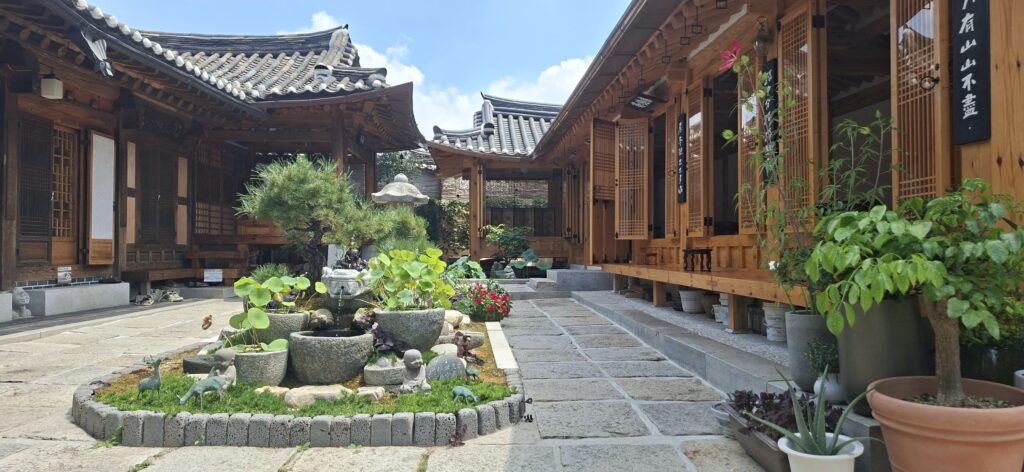 Blick in Innenhof eines Hanok Gebäudes