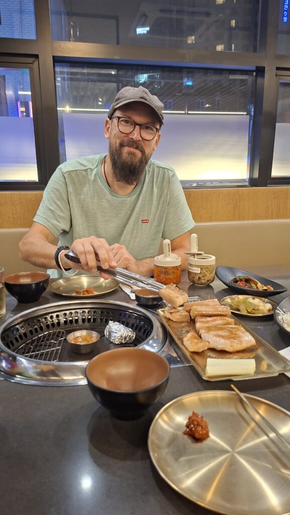 Der Grillmeister bei der Arbeit